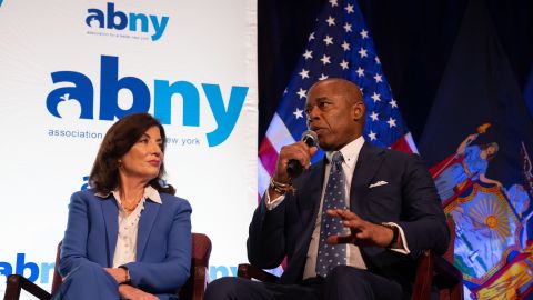 La gobernadora Kathy Hochul y el alcalde Eric Adams explican las conclusiones y recomendaciones de un panel para trabajar por un mejor futuro para los neoyorquinos.