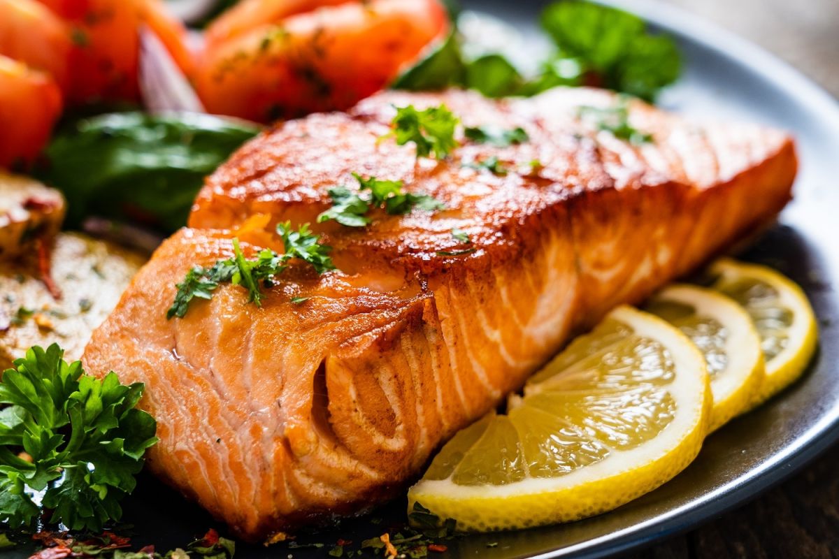 Los pescados grasos son de las mejores fuentes de vitamina D, nutriente que se ha asociado con una mejor función cognitiva.