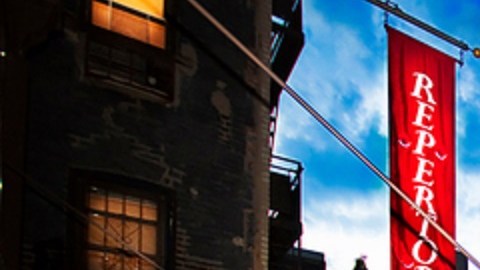 Repertorio Español  está localizado en el 138 Este de la Calle 27, en Manhattan