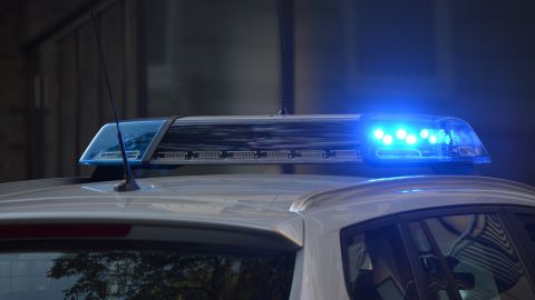 La policía encontró a una niña de 4 años sin vida y a otra de 6.