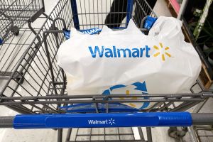 Walmart comenzará a cobrar por bolsas de plástico y de papel en Nueva York y Colorado en enero