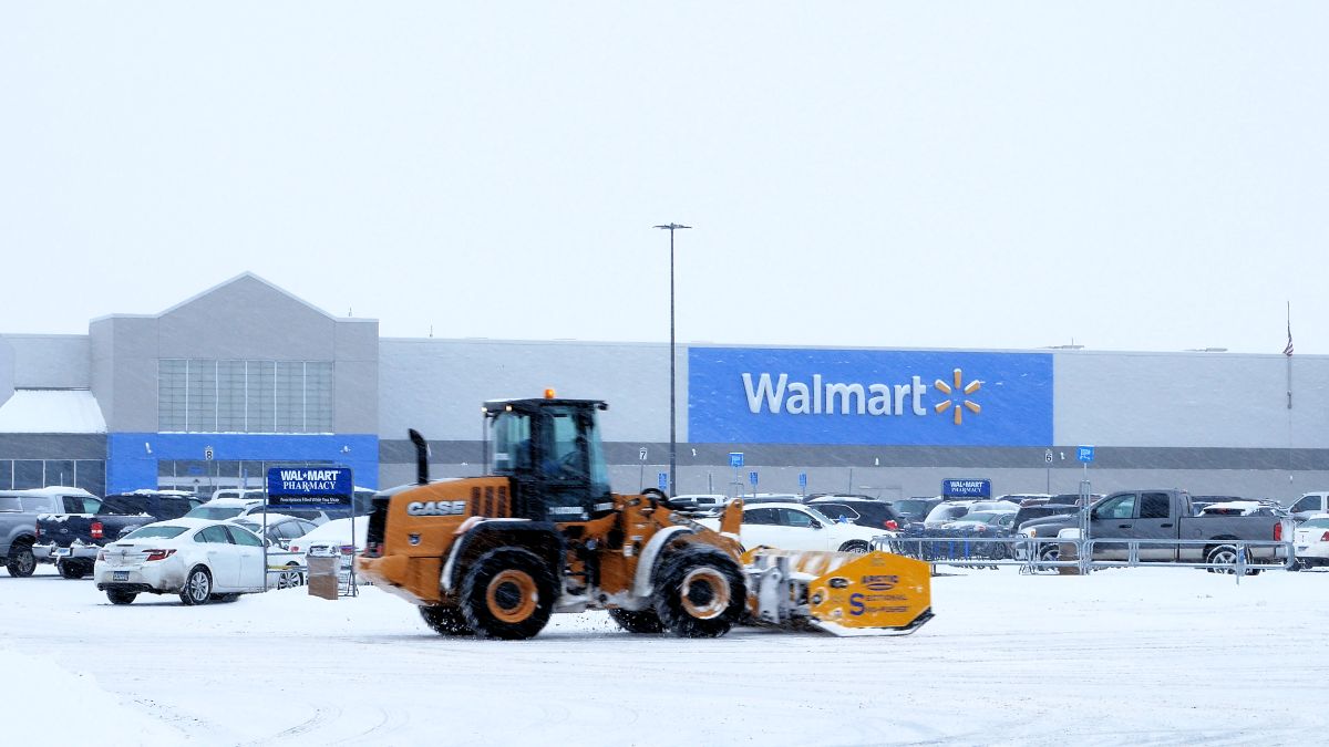 Klienci i pracownicy Walmart są uwięzieni w sklepie z powodu burzy śnieżnej w Wigilię i spędzają noc na jedzeniu i oglądaniu filmów
