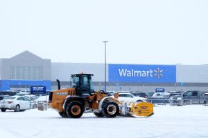 Clientes y trabajadores de Walmart quedan atrapados en la tienda por tormenta de nieve en Nochebuena y pasan la noche comiendo y viendo películas