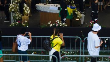 Miles de personas han despedido a Pelé en el estadio Vila Belmiro de Santos.