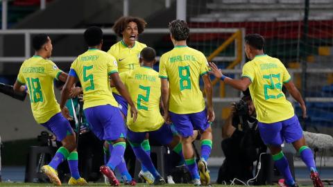 Jugadores de Brasil celebran uno de los goles ante Argentina.