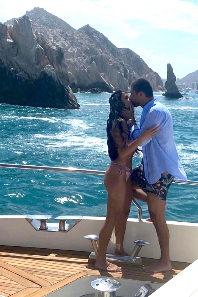 Matías Novoa y Bárbara de Regil en "Cabo".