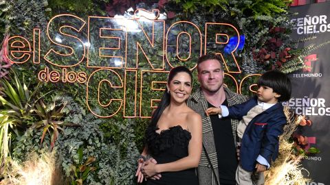 Africa Zavala acompañada de su esposo e hijo en la presentación de la octava temporada de "El Señor De Los Cielos".