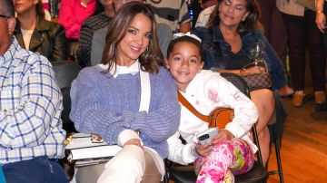 La presentadora de televisión Adamari López acompañada por su hija, Alaïa Costa.
