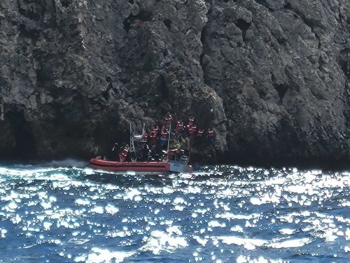 La Guardia Costera de Estados Unidos rescata a un grupo de inmigrantes en la isla Monito.