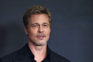 Brad Pitt presume nuevo look durante la premier de 'Babylon'