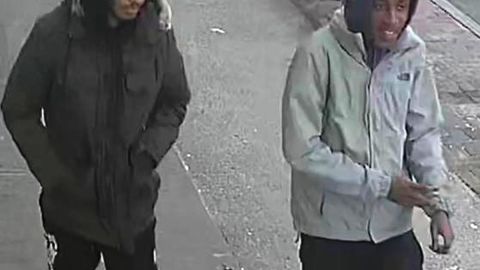Dos sospechosos buscados por NYPD.