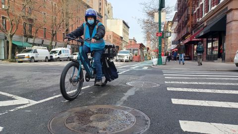 Los repartidores o "deliveristas" son parte activa de la economía de NYC.