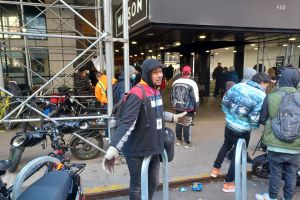 Inmigrantes protestan su transferencia de céntrico hotel en Manhattan a un refugio en Brooklyn