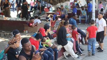Migrantes en la plaza principal en la Ciudad de Tapachula, en el estado de Chiapas, México.