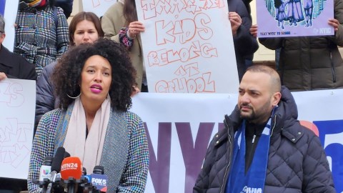 Activistas proinmigrantes criticaron el plan de gobierno del alcalde NY que excluyó a los inmigrantes.