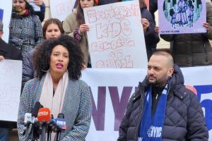 Protestan contra el alcalde de Nueva York por "borrar" a inmigrantes de su agenda