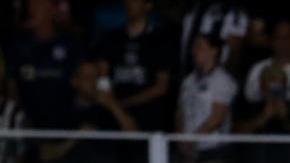 Fotografía de un trono con una corona como homenaje a Pelé, previo al partido entre Santos y Mirassol de este sábado.