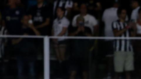 Fotografía de un trono con una corona como homenaje a Pelé, previo al partido entre Santos y Mirassol de este sábado.