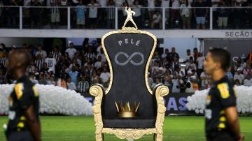 Fotografía de un trono con una corona como homenaje a Pelé, previo al partido entre Santos y Mirassol de este sábado.