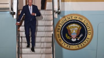 El presidente de Estados Unidos, Joe Biden, desciende del avión para dar inicio a su visita oficial a México.