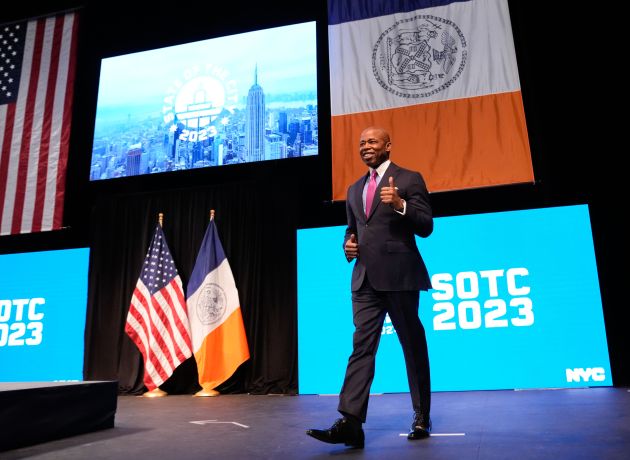 Alcalde Adams presenta agenda para fortalecer a NYC pero organizaciones critican ausencia de inmigrantes en los planes