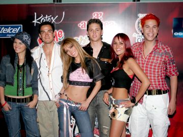 La agrupación RBD juntos en el año 2004.