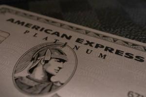 American Express reporta caída de ganancias por cancelación de tarjetas y morosidad de clientes