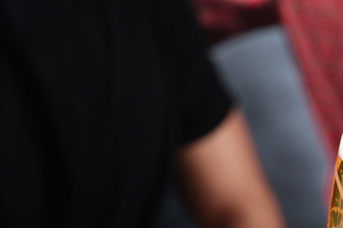 personas bebiendo alcohol