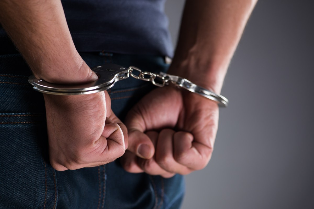 Identifican a las tres personas muertas halladas en una casa rural en Iowa: sospechoso arrestado