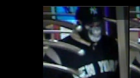 El delincuente salió de la estación con una mujer hacia una dirección desconocida.