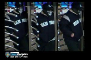 Hombre armado con máscara de calavera dispara a un sujeto sin hogar en el metro de Manhattan