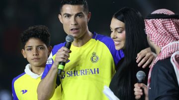 Cristiano Ronaldo junto a Georgina Rodríguez en la presentación con el Al Nassr.