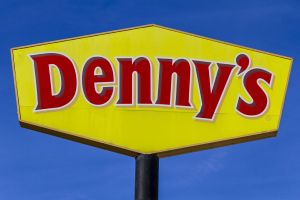 La cadena de restaurantes Denny's podría ser sancionada luego de que una mujer murió aplastada por uno de sus letreros publicitarios