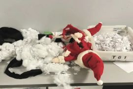 Contrabandista hispana fue atrapada con muñecos de Santa Claus rellenos de cocaína en el aeropuerto JFK, según el FBI