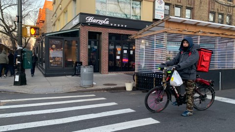 Ya no darán cubiertos plásticos y condimentos para comidas para llevar en NYC