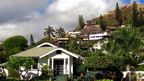 La enorme roca viajó desde una ladera cercana y atravesó una pared de bloques de hormigón fuera de la casa en Honolulu.