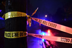 Un hombre hallado muerto quemado y cuatro heridos deja inicio de fin de semana violento en Nueva York