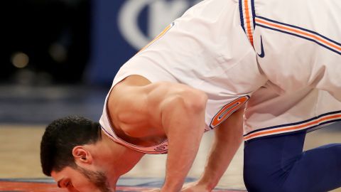 Enes Kanter Freedom besa el tabloncillo del Madison Square Garden.