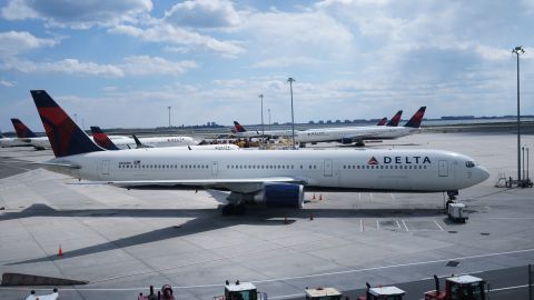 Un avión de American Airlines casi choca con uno de Delta.