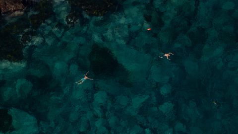 La pareja pasó 3 días en el océano en una paddleboard.