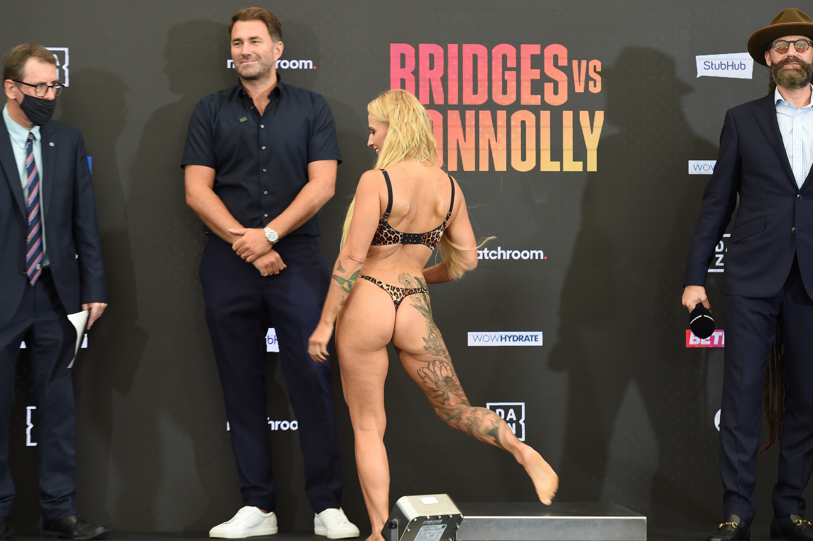 Boxeadora australiana Ebanie Bridges mostró los senos en una entrevista  para promocionar su cuenta de Onlyfans [Video] - El Diario NY