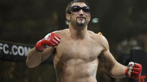 Phil Baroni luego de ganar una pelea en 2011 celebrada en Singapur.