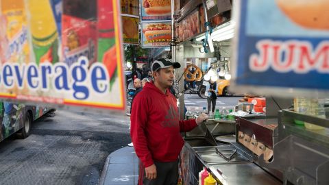 Los vendedores ambulantes en Corona, Queens, enfrentan distintos desafíos.