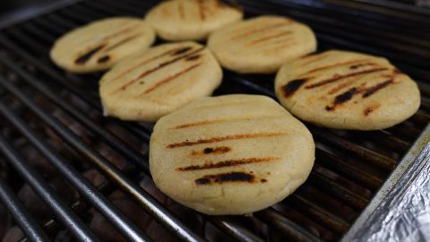 La arepa es de las comidas más típicas de Venezuela