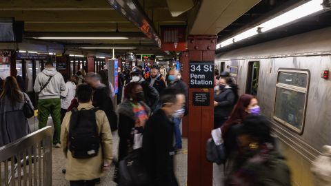 La policía de NYC busca a una mujer hispana de 21 años.