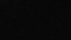 Shakira posa en blanco y negro a su llegada al festival de Cannes.