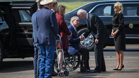 El presidente Biden recibió reclamos del republicano Greg Abbott.