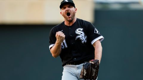 Liam Hendriks celebra al conseguir ante Minnesota Twins uno de sus 38 salvados de la temporada 2022.