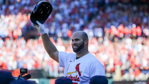 Albert Pujols es aplaudido por la fanaticada de St. Louis.