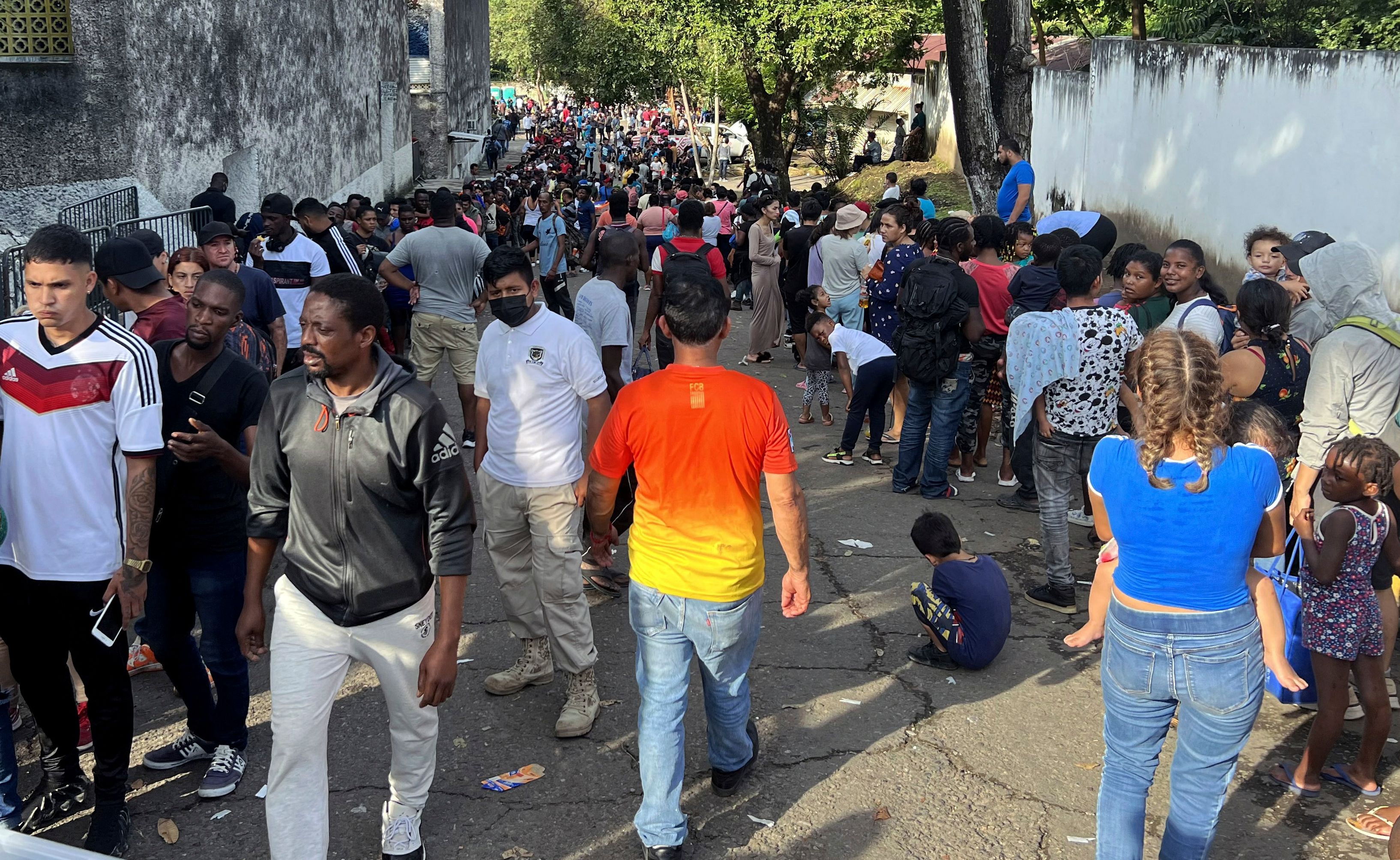 Ciudadanos bloquean las calles de Tapachula para exigir reubicación de oficinas de migración en México